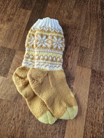 Strikket sokker i gul 